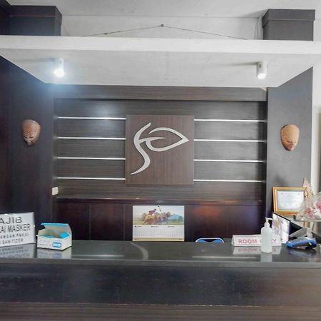 Urbanview Hotel Solo Tiara Bagian luar foto