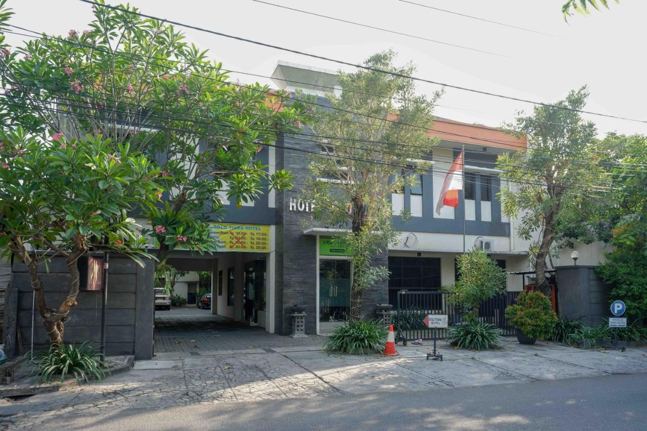 Urbanview Hotel Solo Tiara Bagian luar foto