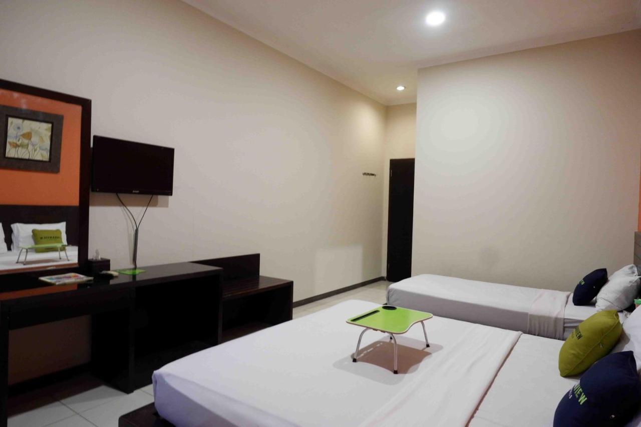Urbanview Hotel Solo Tiara Bagian luar foto