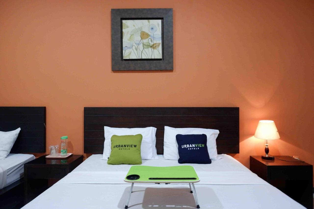 Urbanview Hotel Solo Tiara Bagian luar foto