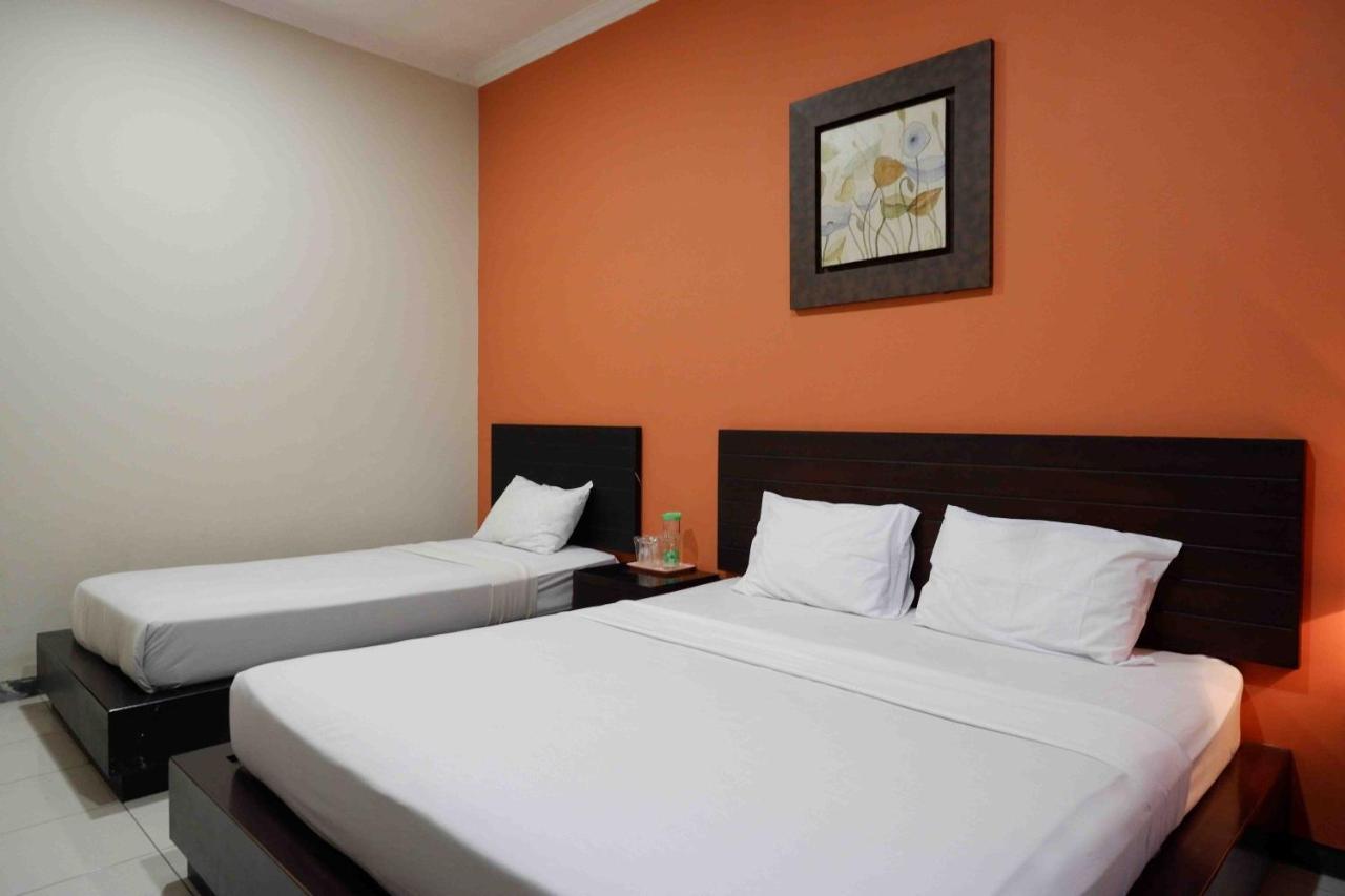 Urbanview Hotel Solo Tiara Bagian luar foto